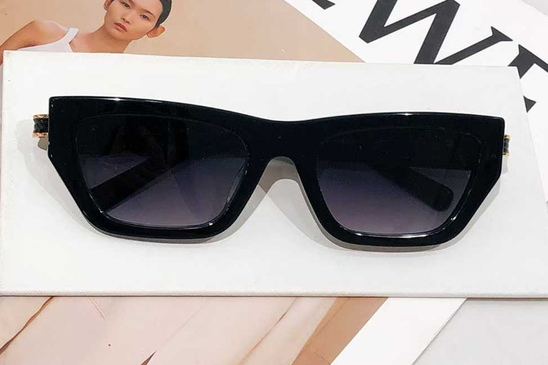 BV40047I Sunglasses Black Gradient Gray