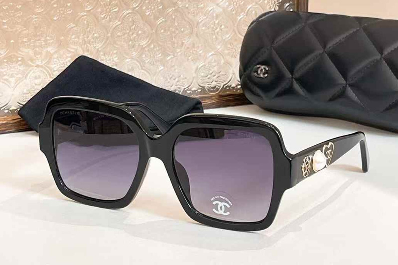 CH5479 Sunglasses Pearl Black Gradient Gray