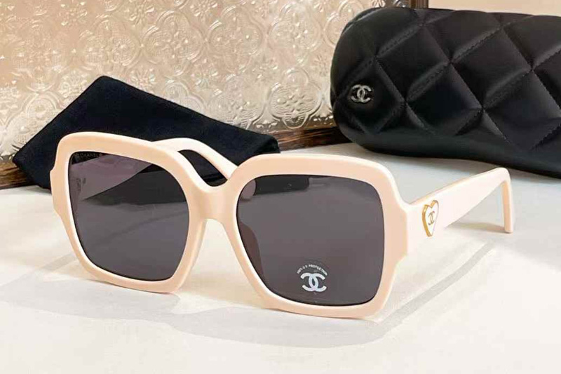 CH5479 Sunglasses White Gray