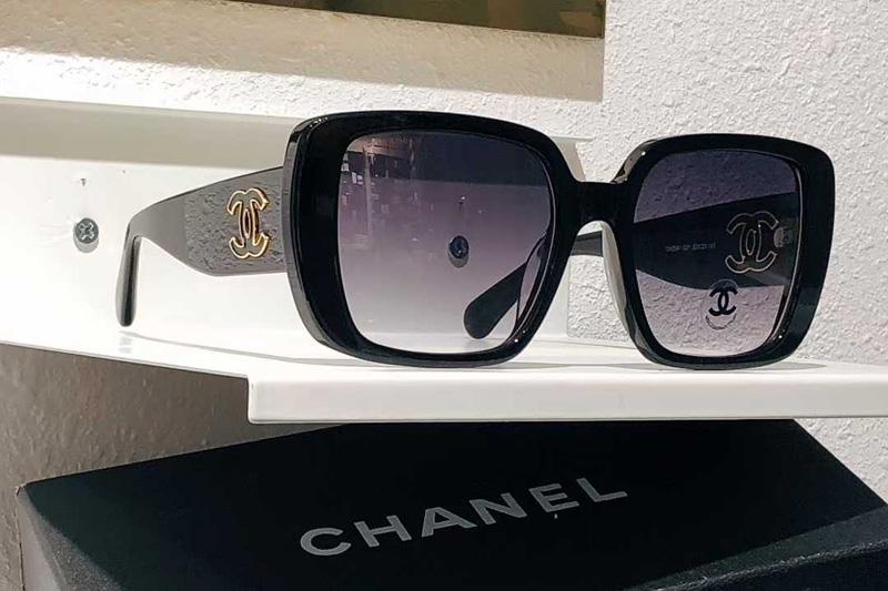 CH5541 Sunglasses Black Gradient Gray