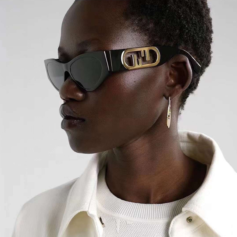 FE40049 Sunglasses In Tortoise