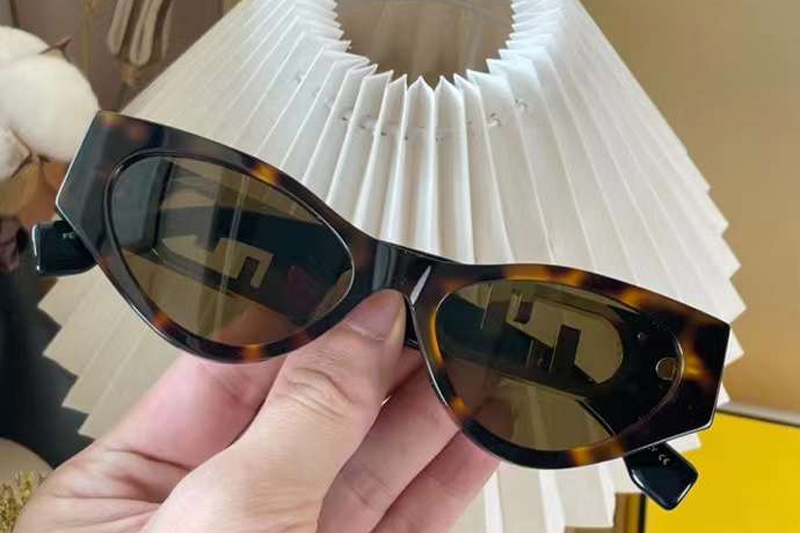 FE40049 Sunglasses In Tortoise