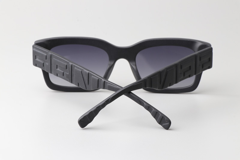 FE40104I Sunglasses Matte Black Gradient Gray
