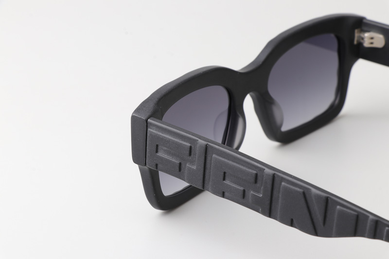 FE40104I Sunglasses Matte Black Gradient Gray