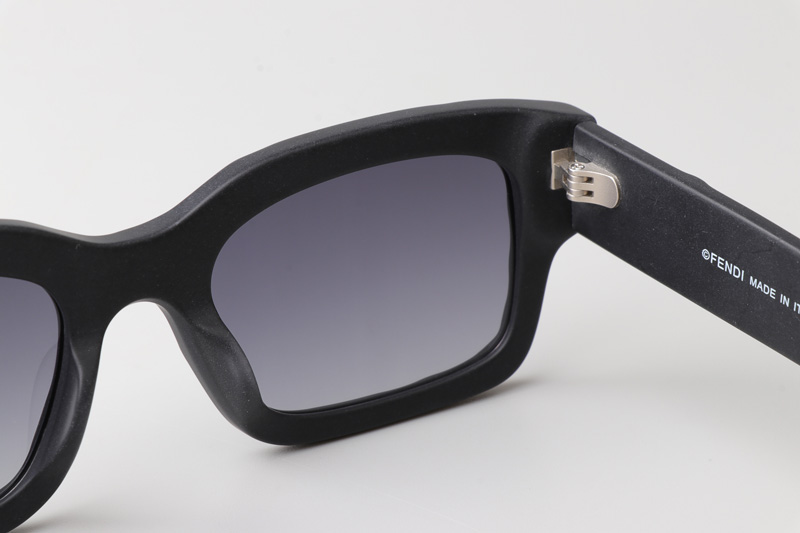 FE40104I Sunglasses Matte Black Gradient Gray