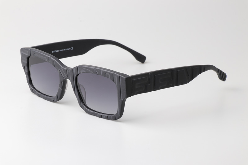 FE40104I Sunglasses Matte Black Gradient Gray