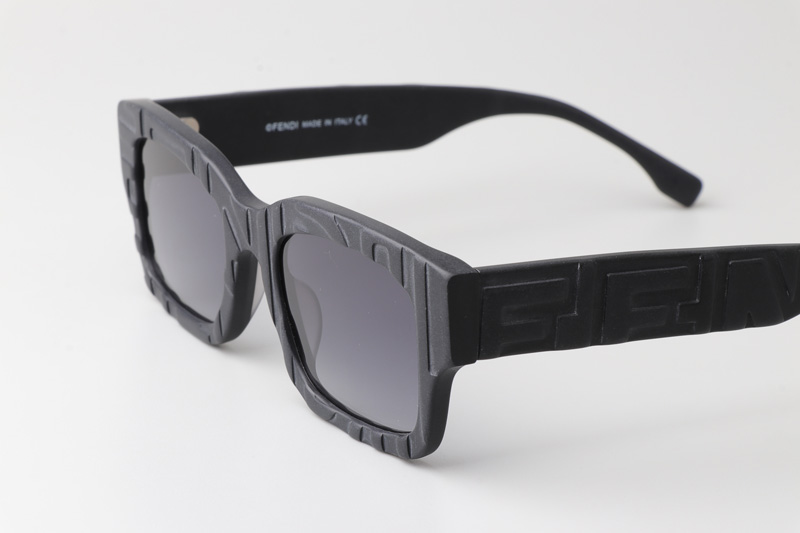 FE40104I Sunglasses Matte Black Gradient Gray