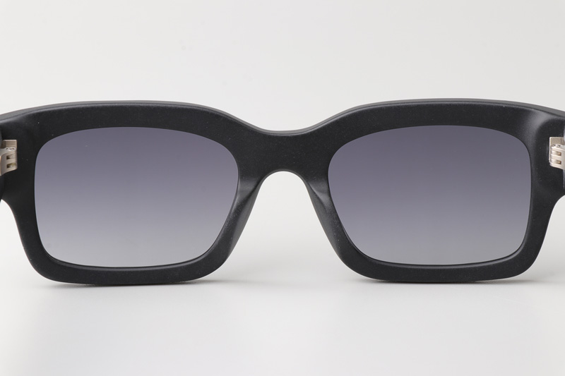 FE40104I Sunglasses Matte Black Gradient Gray
