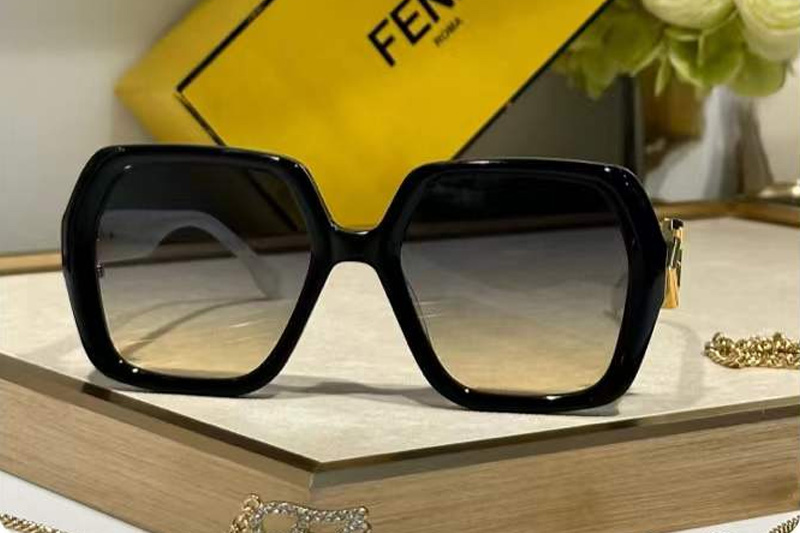 FE40139I Sunglasses Black White Gradient Gray