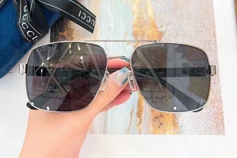 GG0529S Sunglasses In Silver Black