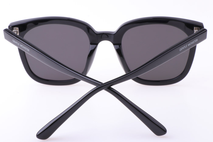 GM jack bye Sunglasses In Black