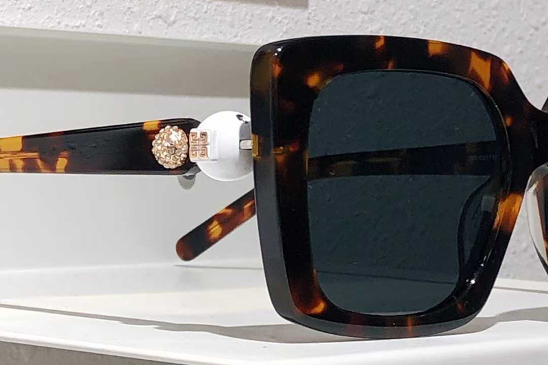 GV40071F Sunglasses Tortoise Gray