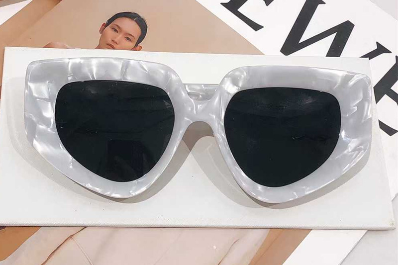 LW40154U Sunglasses White Gray